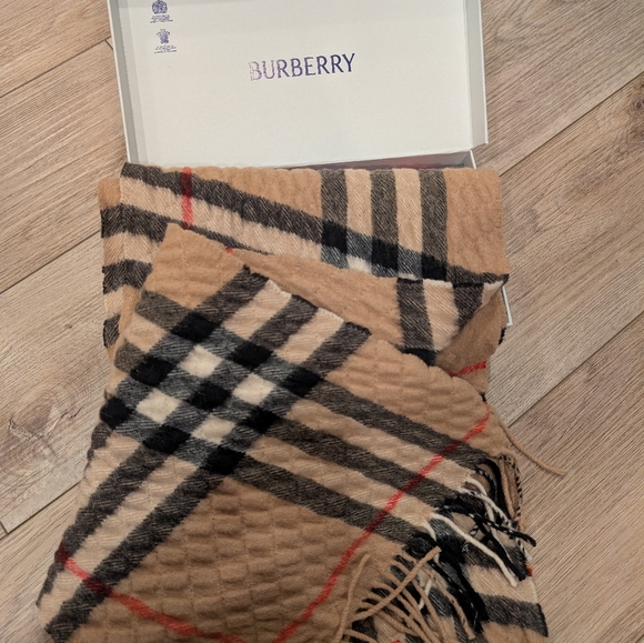 Burberry Cashmere Wool Scarf with gift box like new worn once - Picture 1 of 7